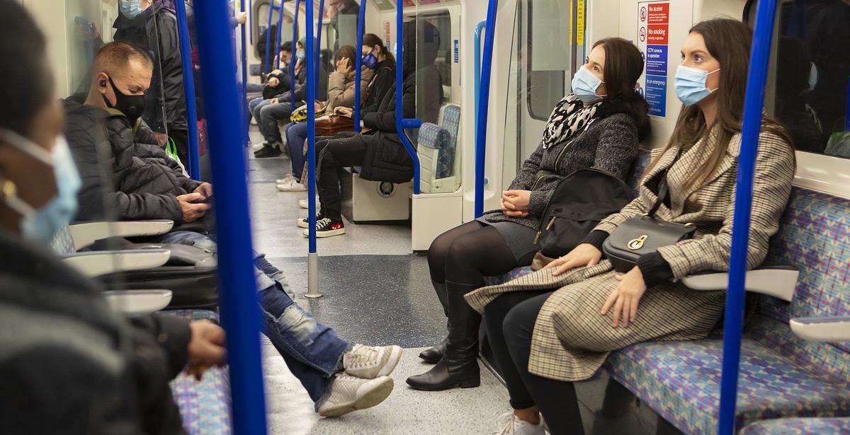 Passeggeri metro con mascherine - Foto di TheOtherKev da Pixabay