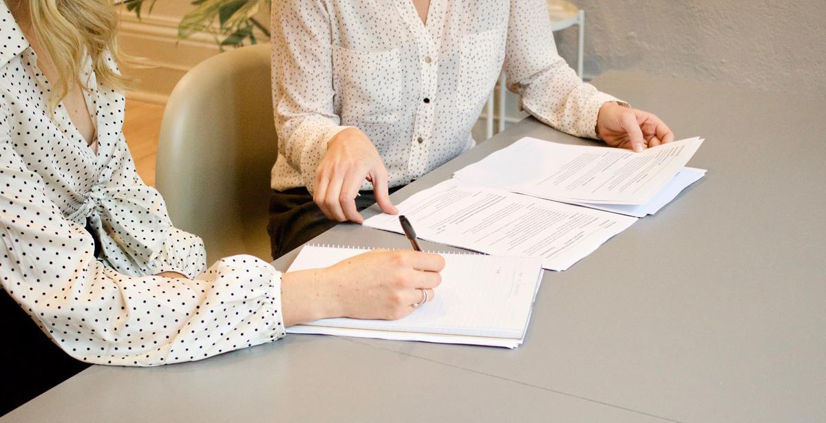 Firma contratto - Photo by Gabrielle Henderson on Unsplash