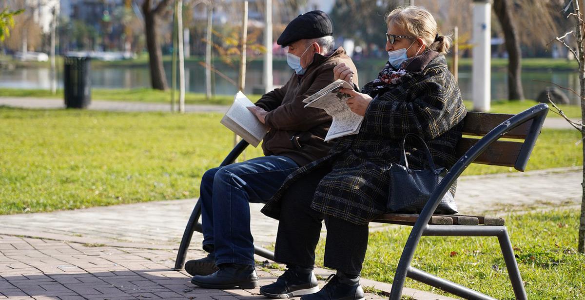 Anziani con mascherina - Foto di DimStock da Pixabay