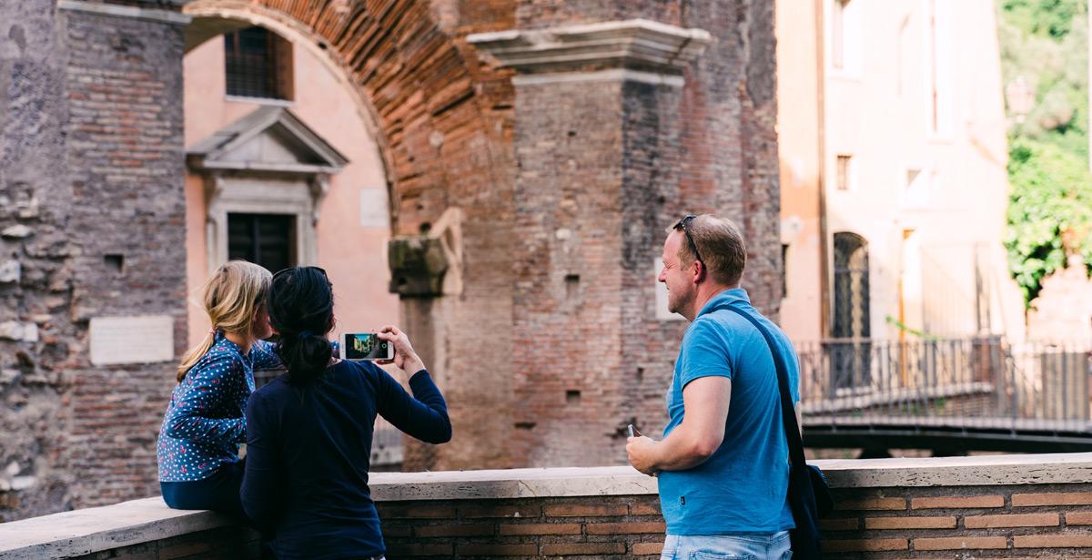 Turisti a Roma - Photo by Gabriella Clare Marino on Unsplash