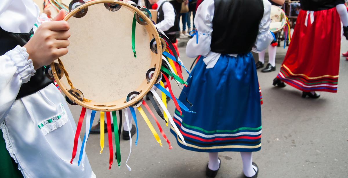 Ragazze in costume tipico - Foto di siculodoc da Adobe Stock
