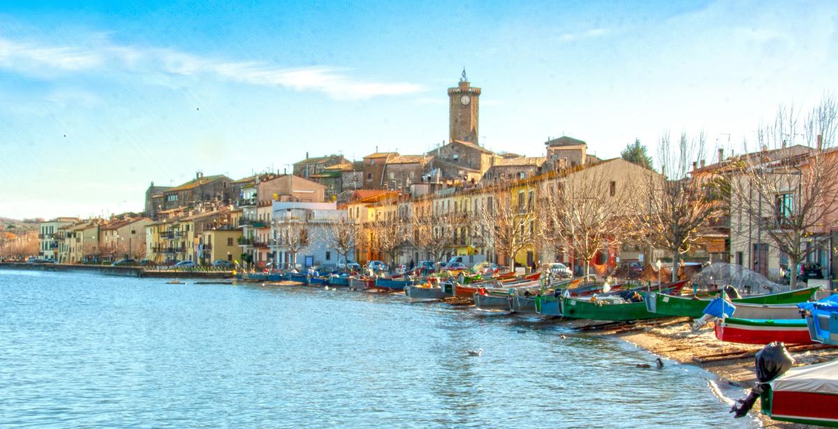 Marta sul lago di Bolsena - Foto di laudibi da Adobe Stock