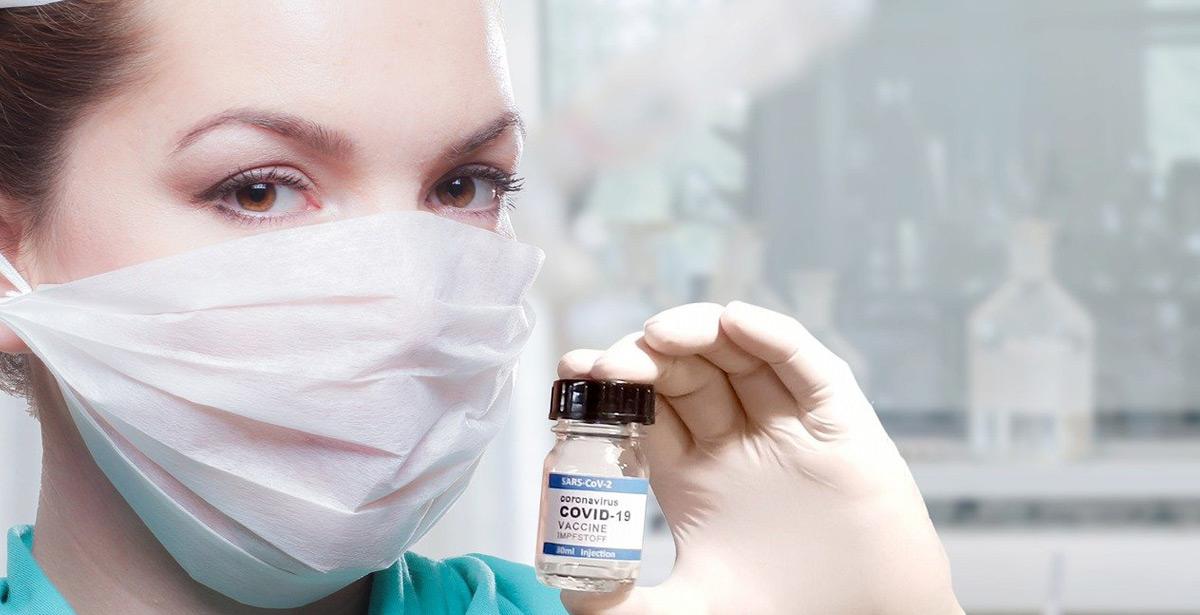 Medico con vaccino - Foto di Wilfried Pohnke da Pixabay