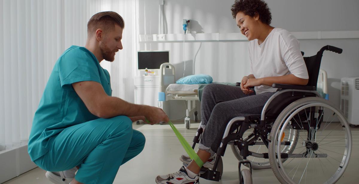 Infermiere aiuta ragazza su sedia a rotelle - Foto di Anatoliy da Adobe stock