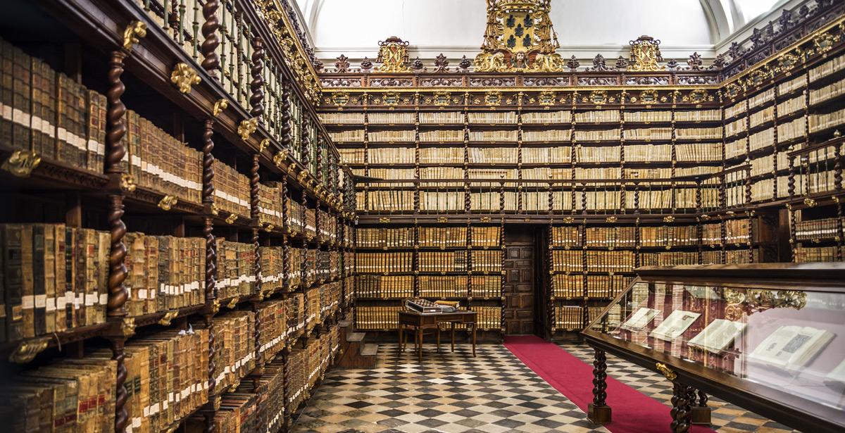 Biblioteca antica - Foto di jjmillan da Adobe Stock