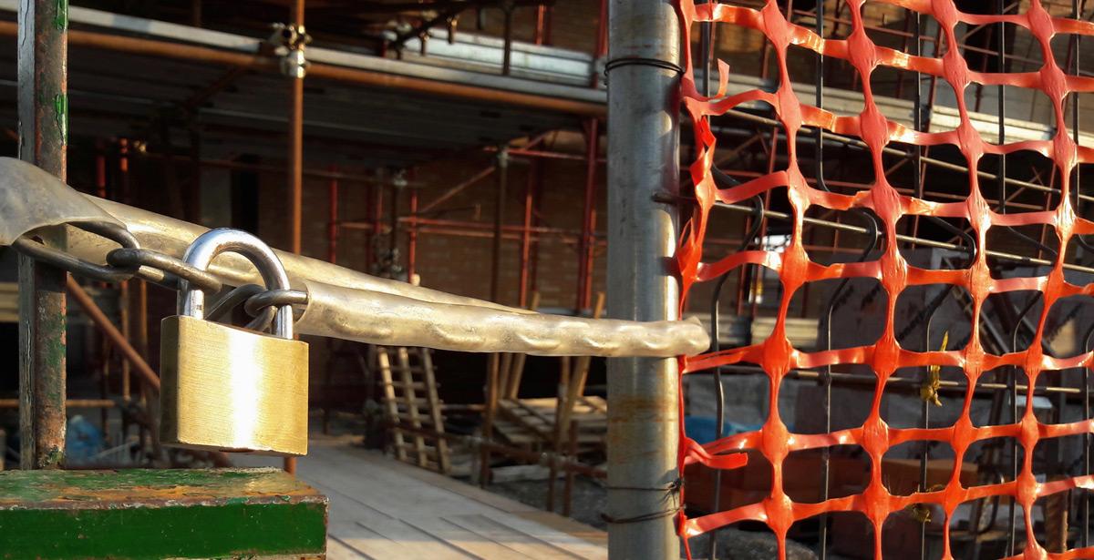 Lucchetto su cantiere - Foto di Alfons Ven da Adobe Stock