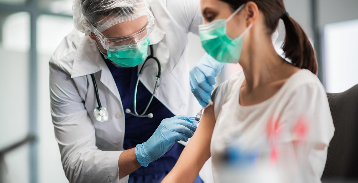Ragazza vaccinata Covid in ufficio - Foto di Anna Kosolapova da Adobe Stock