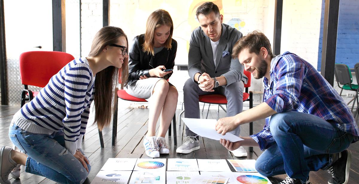 Riunione di giovani per progetto startup - Foto di opolja da Adobe Stock