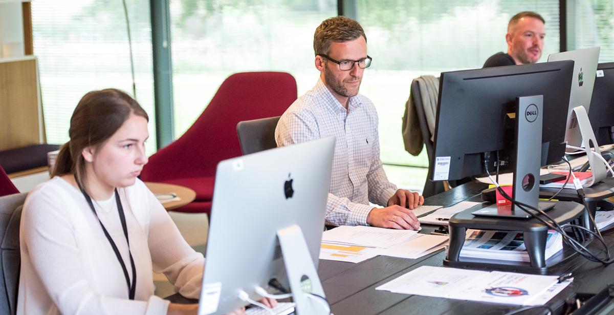 Persone lavorano al pc in ufficio - Photo by Arlington Research on Unsplash