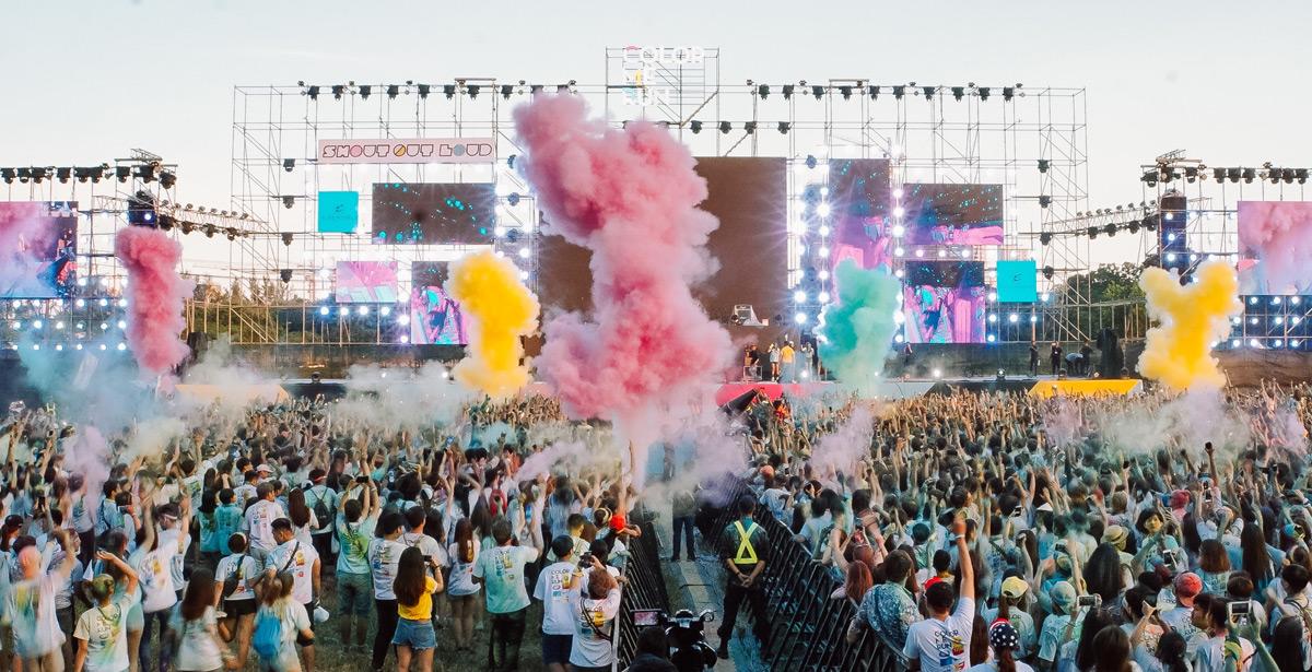 Folla in festa ad uno show dal vivo - Photo by Tony Pham on Unsplash