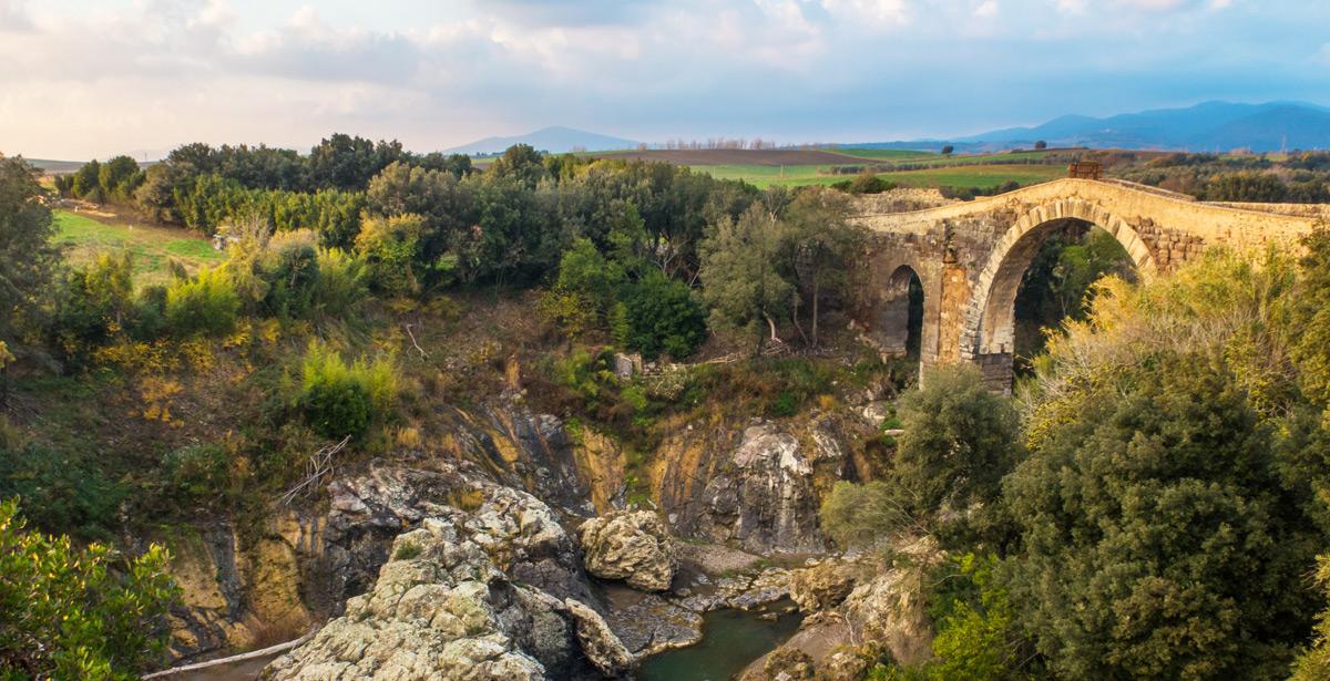 Parco del diavolo Vulci - Foto di canoista83 da Adobe Stock
