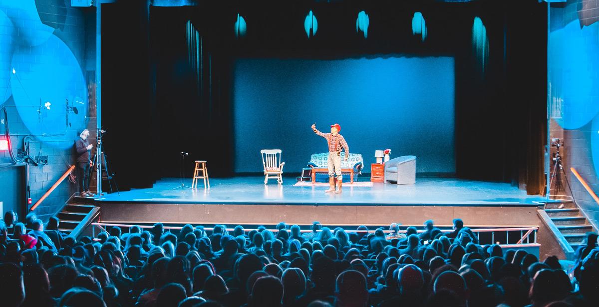 Spettacolo a teatro - Photo by Erik Mclean on Unsplash