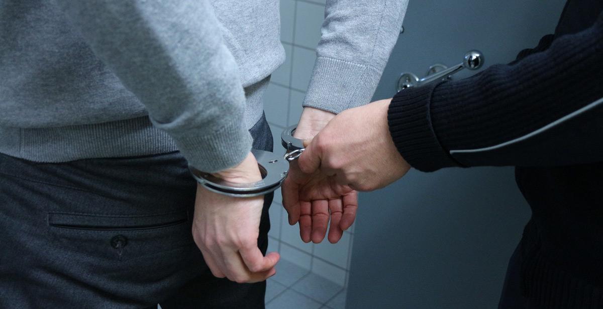 Poliziotto ammanetta ragazzo - Foto di 4711018 da Pixabay