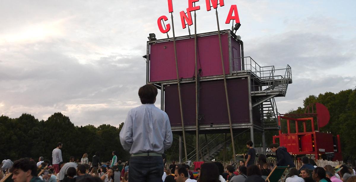 Persone in un cinema all'aperto - Photo by Michał Parzuchowski on Unsplash