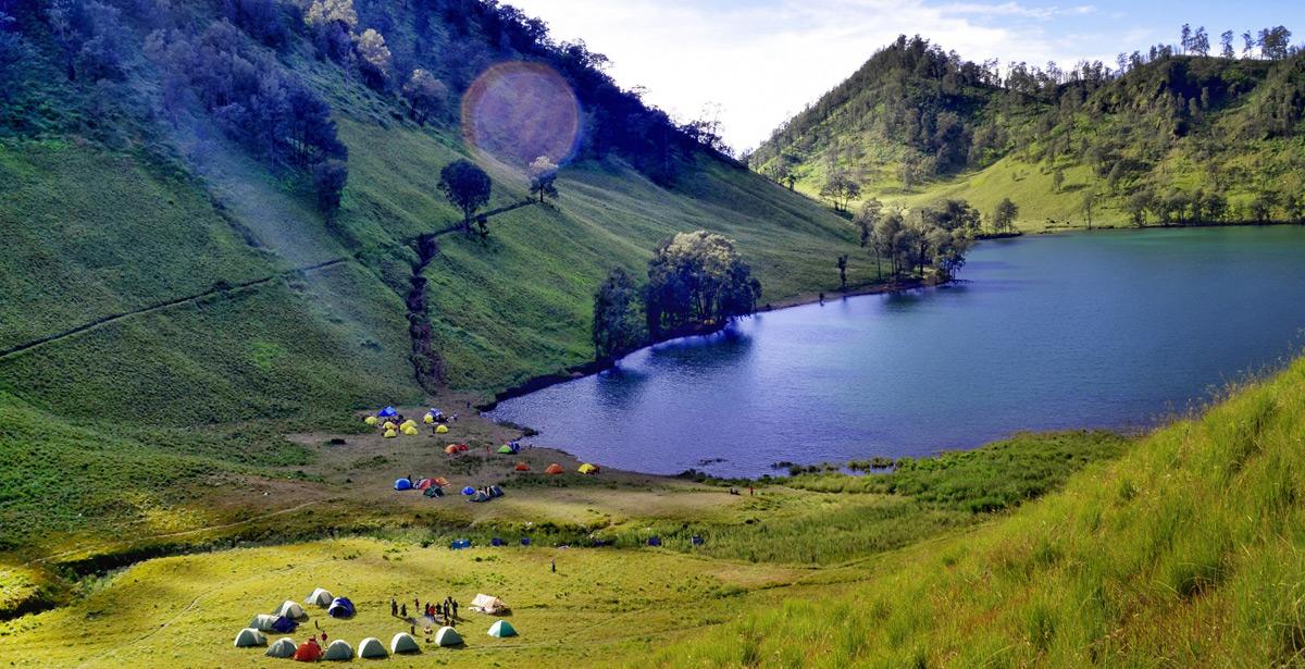Campo estivo su lago in montagna - Photo by Nofi Sofyan Hadi on Unsplash