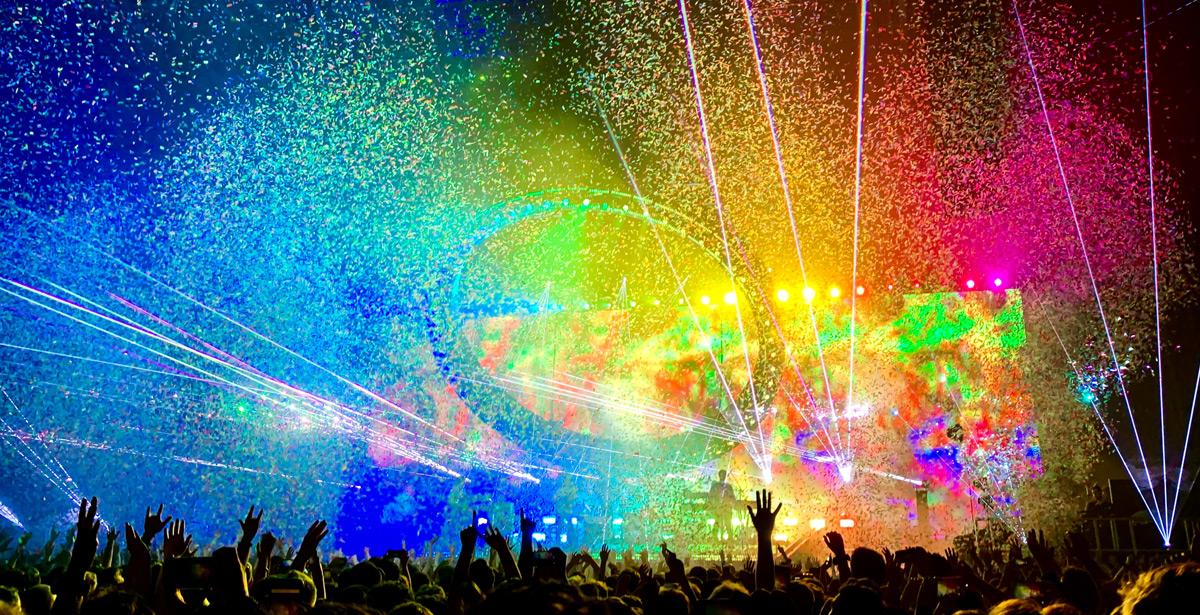 Spettacolo dal vivo con giochi di laser e luci - Photo by Nick Kane on Unsplash