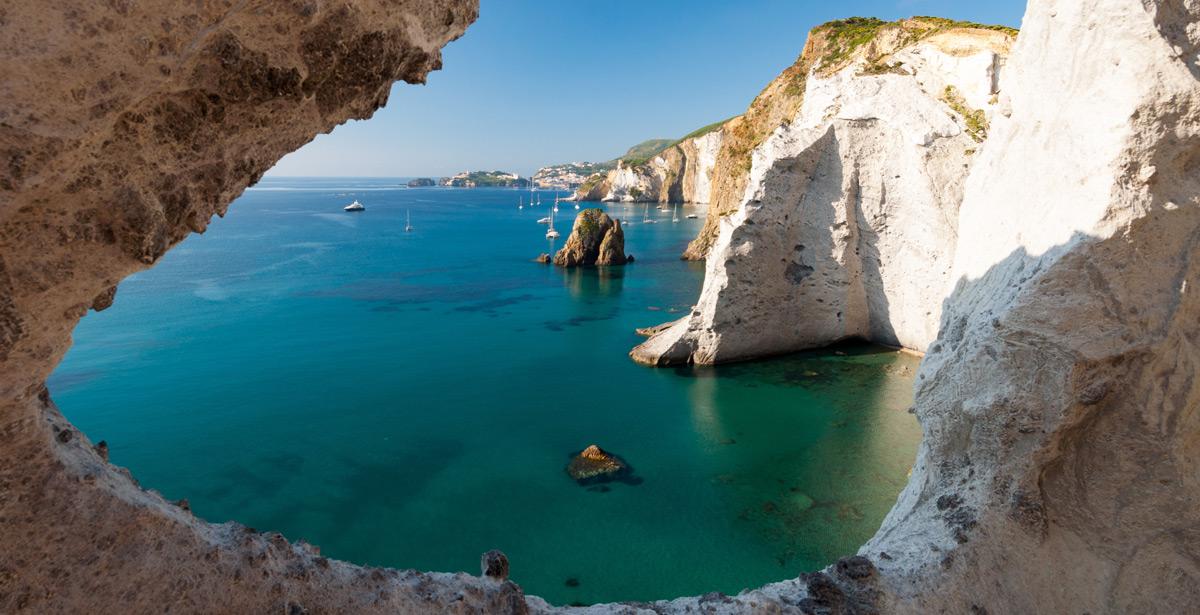 Ponza Cala del Core - Foto di Samuele Gallini da Adobe Stock