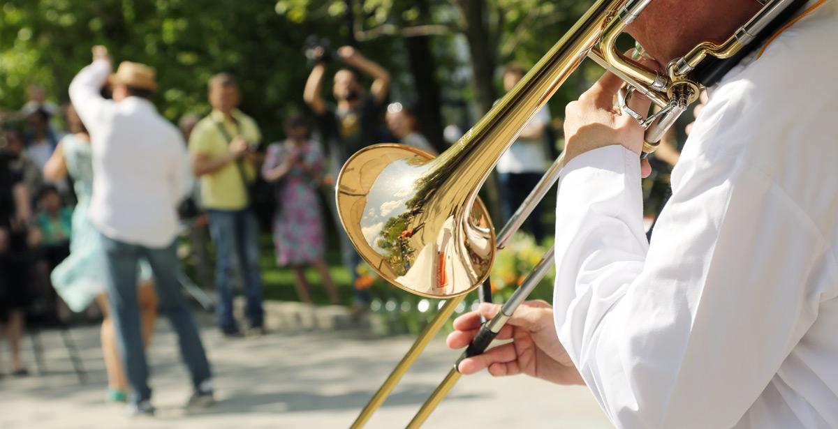 Jazz band si esibisce dal vivo in strada - Foto di Chekunov Alexandr da Adobe Stock
