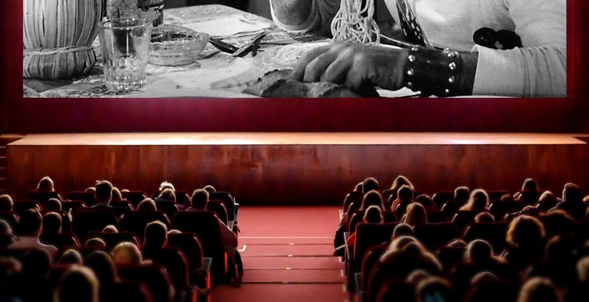 Sala cinematografica con spettatori - Foto di Soho A studio da Adobe Stock