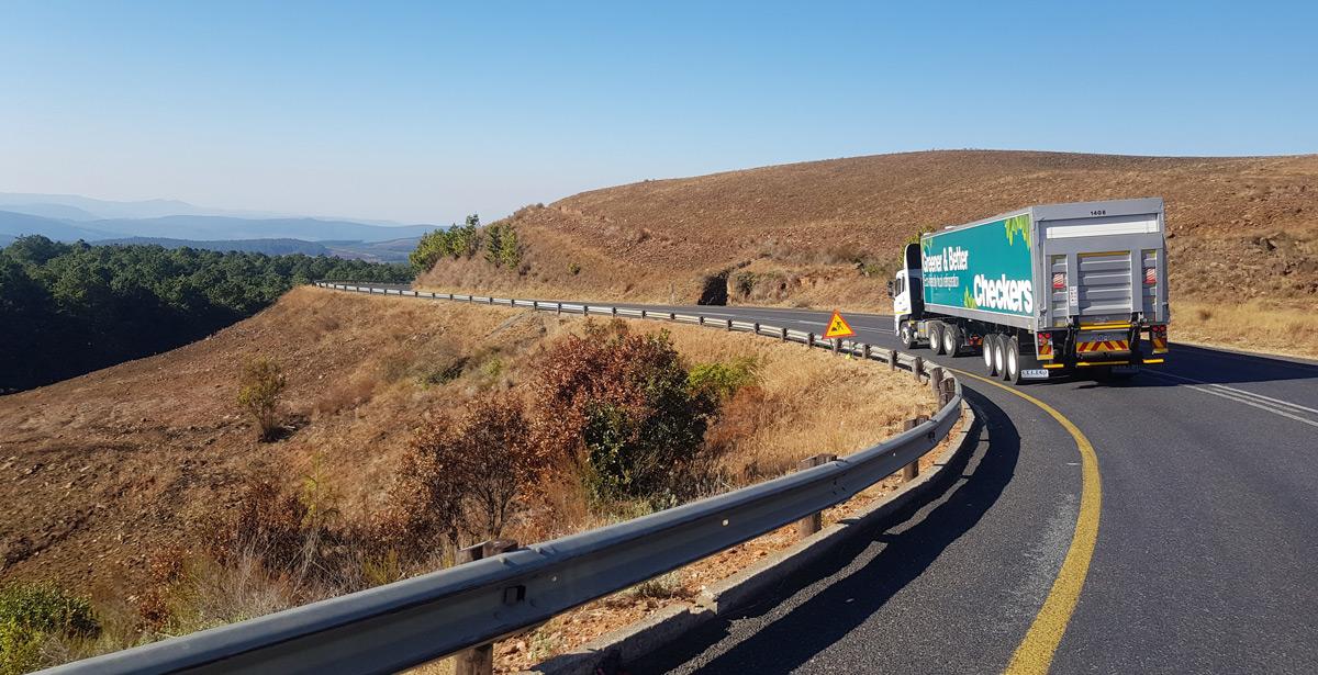 Camion su strada - Photo by Nelson Gono on Unsplash