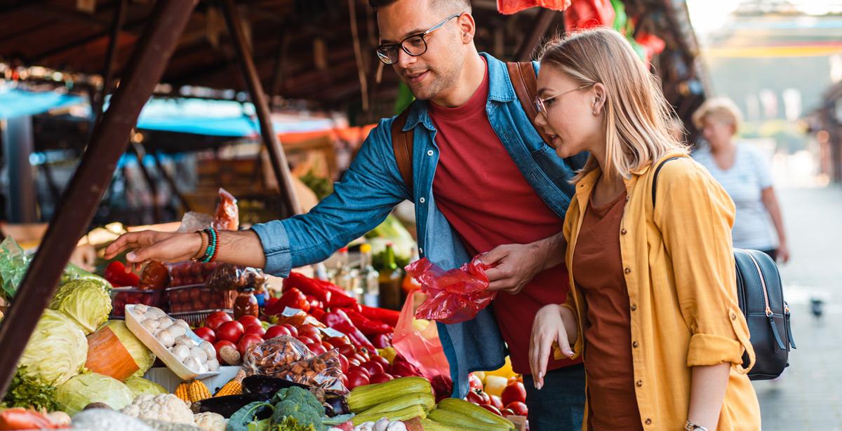 Giovane coppia acquista verdure al mercato all'aperto - Foto di Zoran Zeremski da Adobe Stock