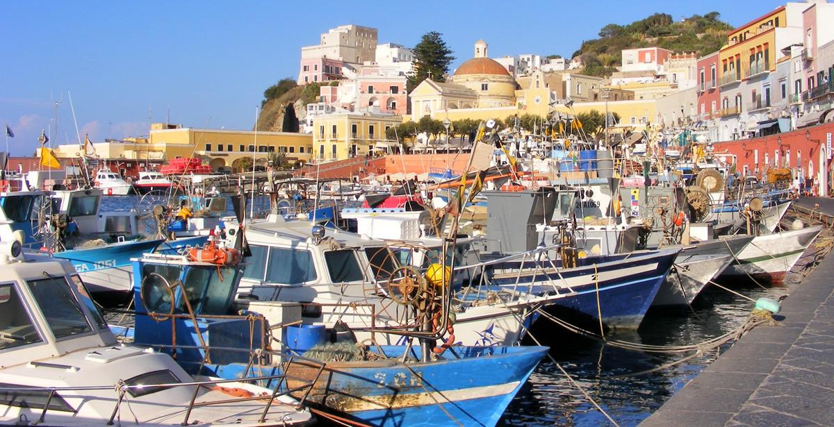 Pescherecci ormeggiati al porto di Ponza - Foto di Sergiogen da Adobe Stock