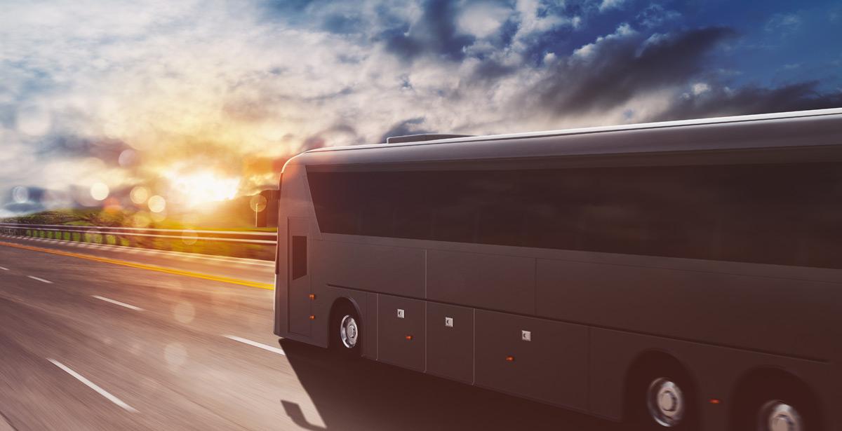 Bus gran turismo su autostrada al tramonto - Foto di alphaspirit da Adobe Stock