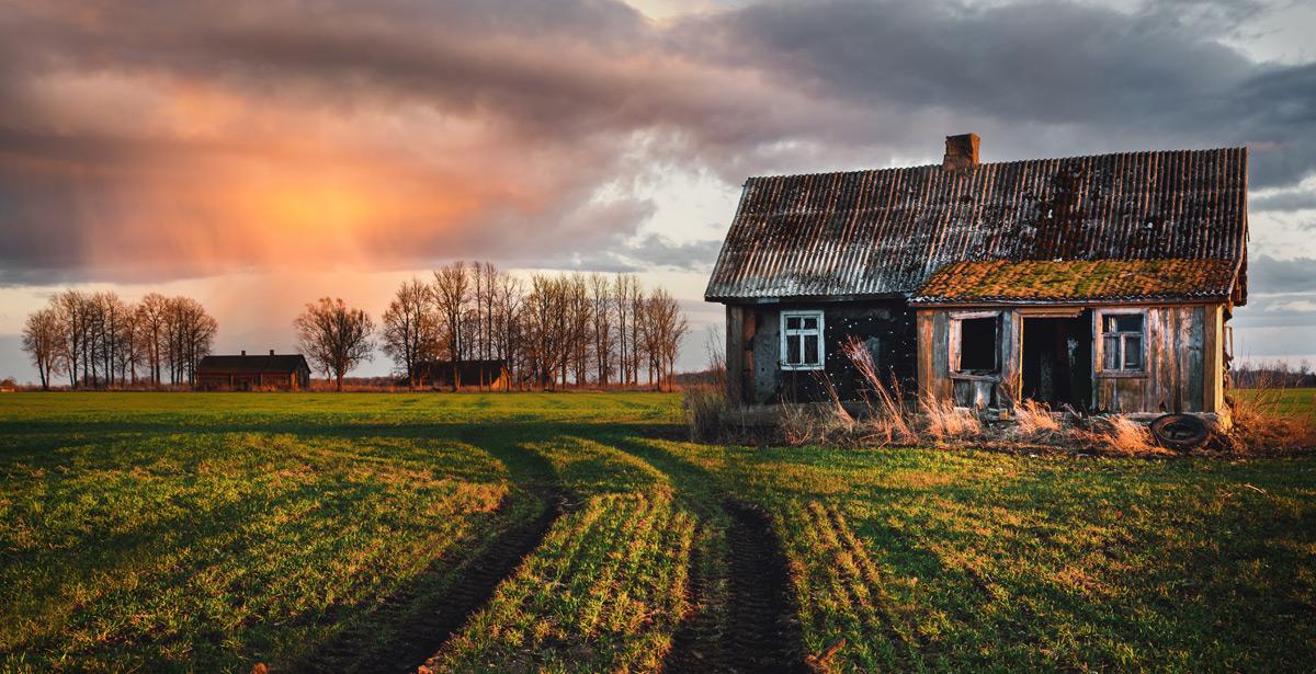 Rudere in mezzo ad un campo