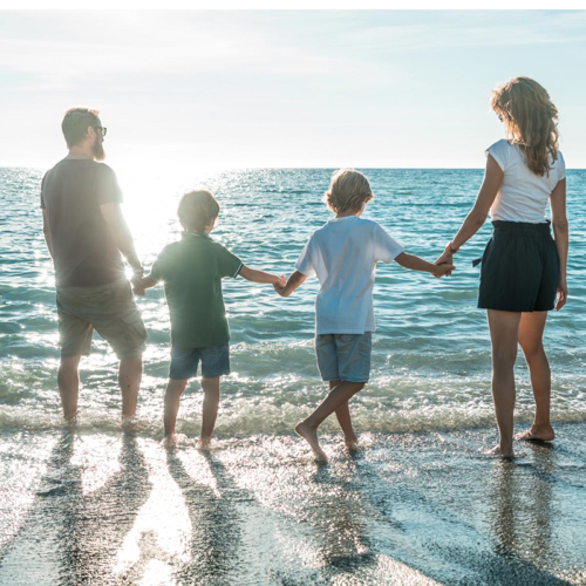 Famiglia al mare - Foto di andreave89 da Adobe Stock