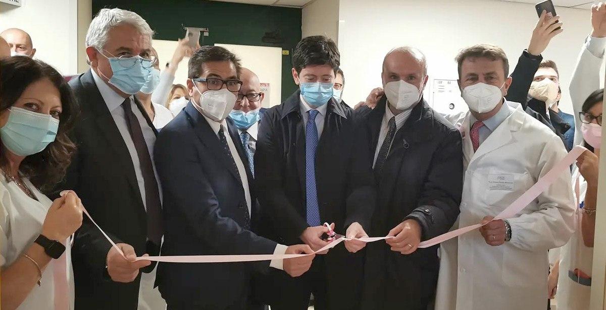 il Ministro Speranza e l'Assessore D'Amato tagliano il nastro per l'inaugurazione della nuova breast unit a Tor Vergata