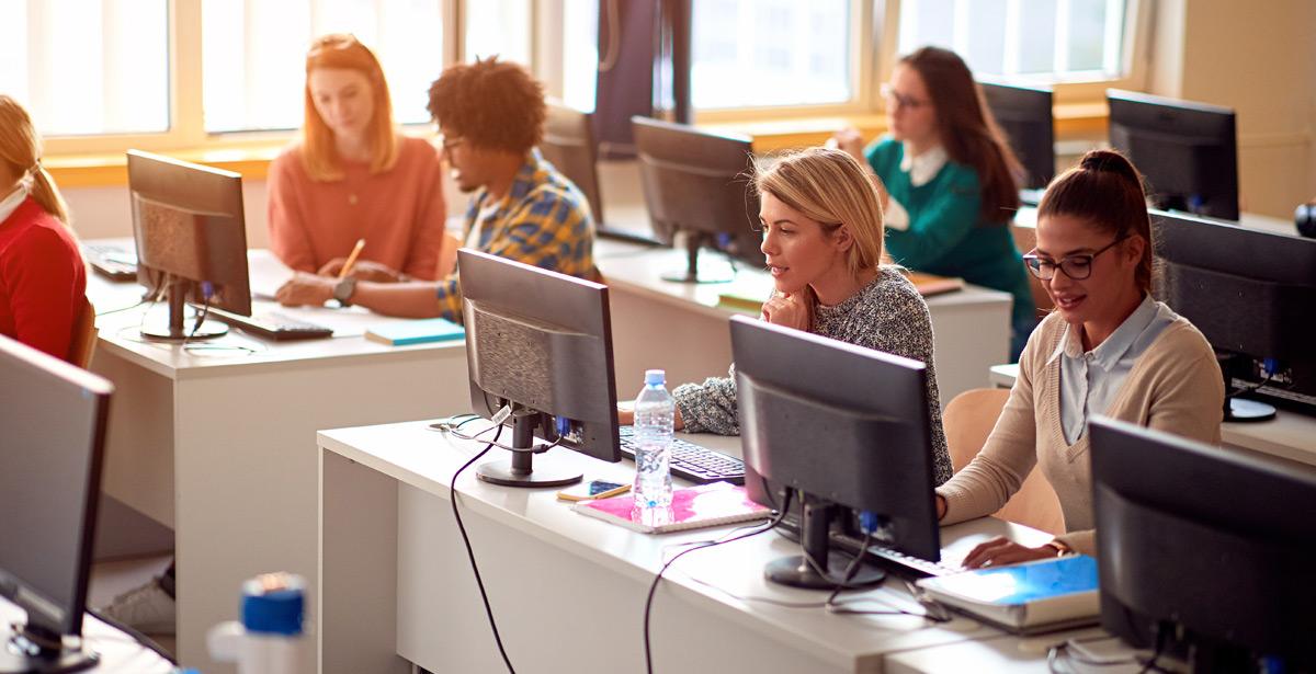 Corso di formazione in aula - Foto di luckybusiness da Adobe Stock