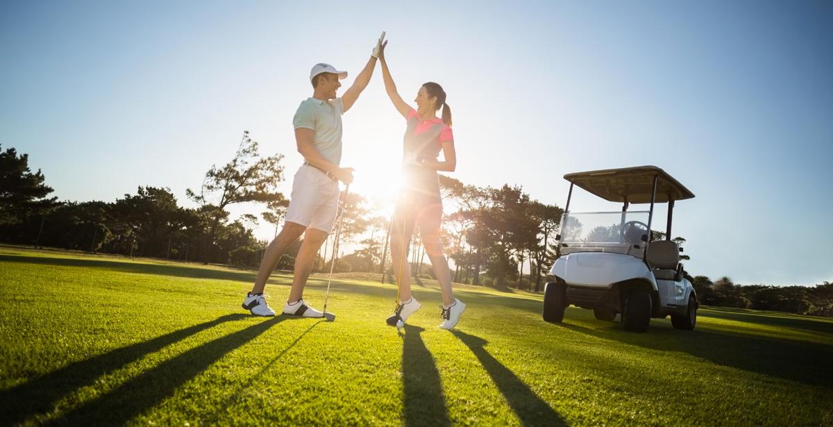 Due golfisti si congratulano a vicenda sul campo - Foto di WavebreakMediaMicro da Adobe Stock