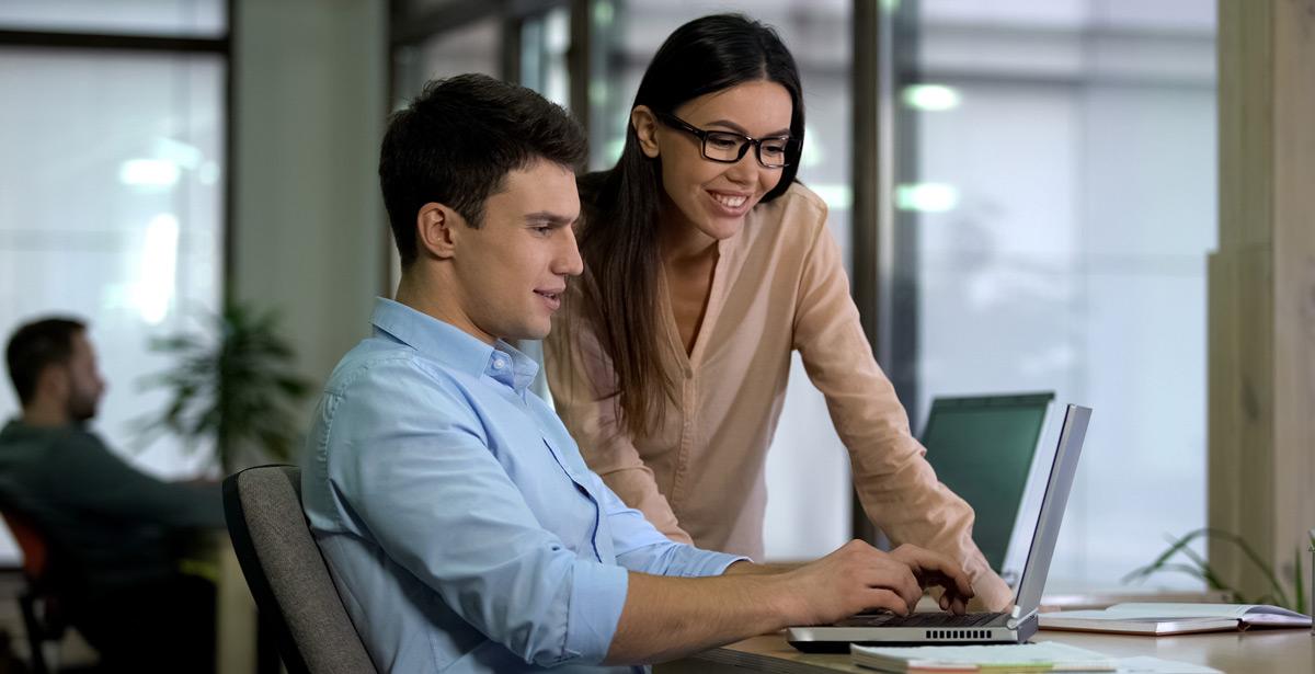 Editrice supervisiona lavoro di un assistente - Foto di motortion da Adobe Stock