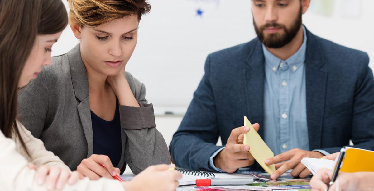Manager supervisiona il lavoro del team di marketing - Foto di contrastwerkstatt da Adobe Stock