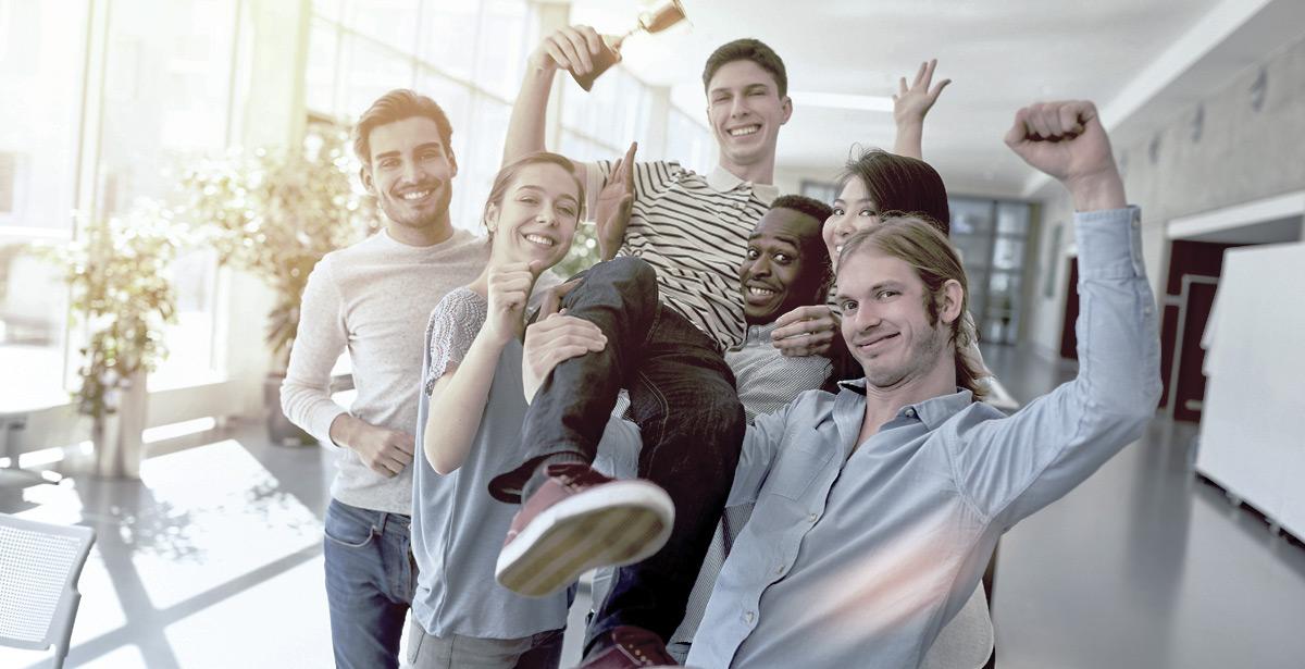 Studenti sollevano un amico premiato - Foto di Robert Kneschke ad Adobe Stock