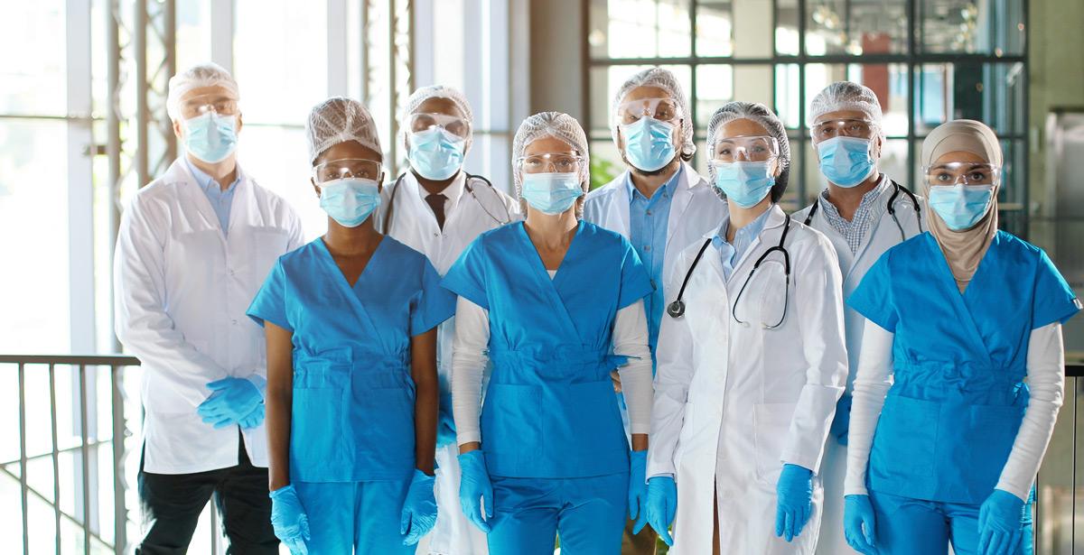 Medici e infermieri con maschera anticovid - Foto di VAKSMANV da Adobe Stock