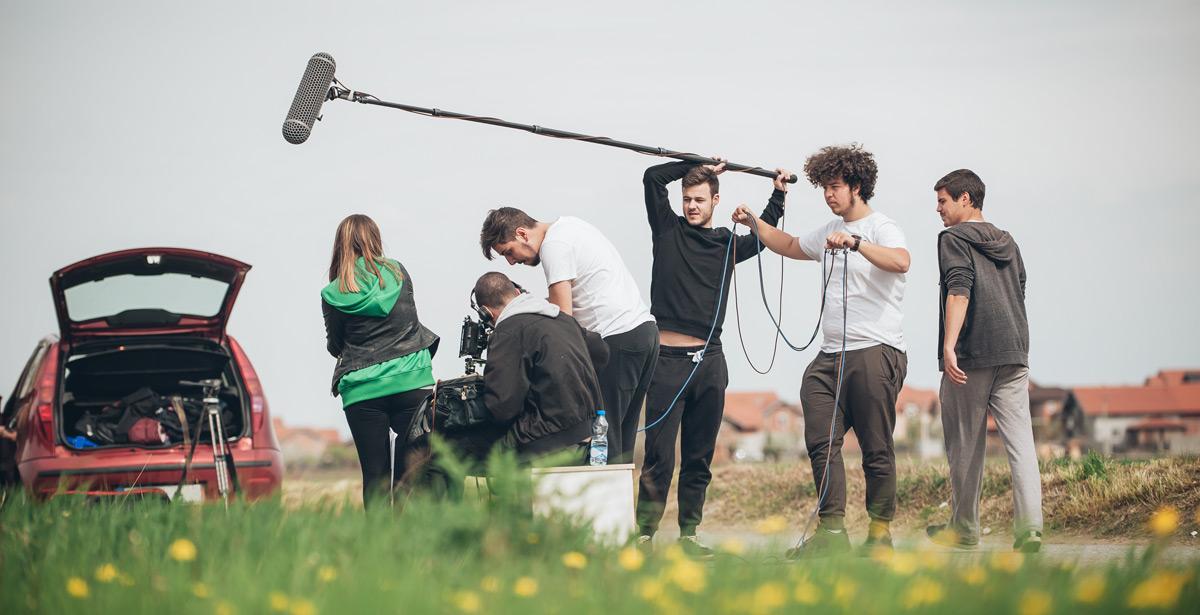 Giovani impegnati nelle riprese di un film - Foto di guruXOX da Adobe Stock