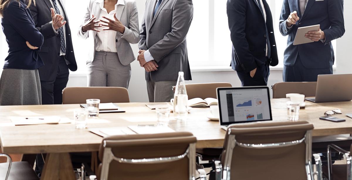 Business group in ufficio - Foto di Rawpixel.com da Adobe Stock