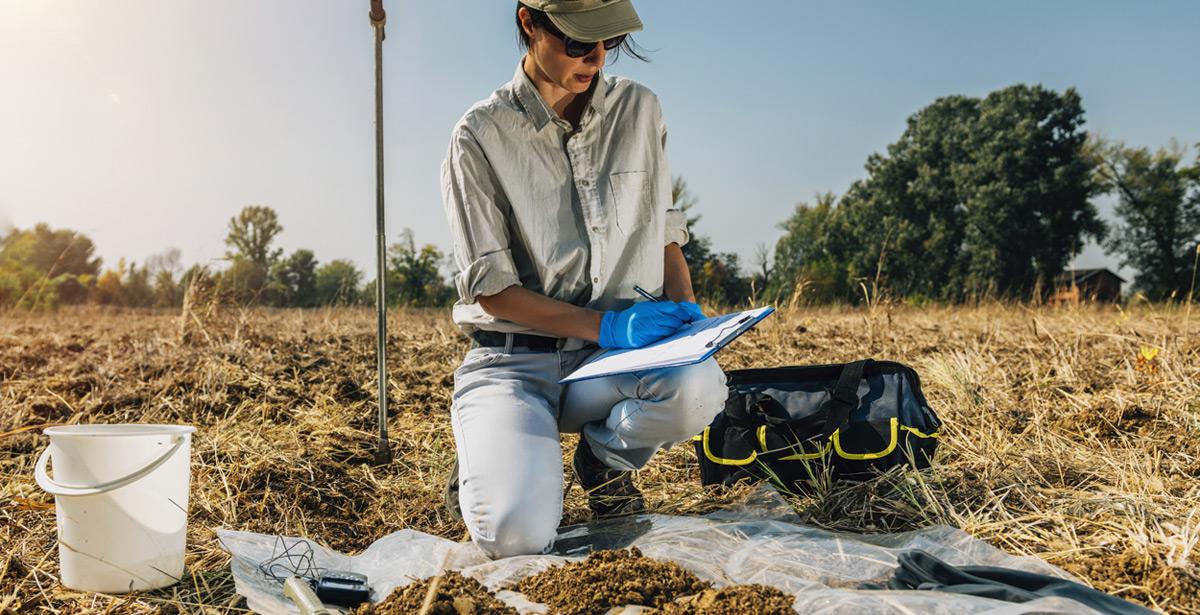 Agronoma testa il terreno - Foto di Microgen da Adobe Stock