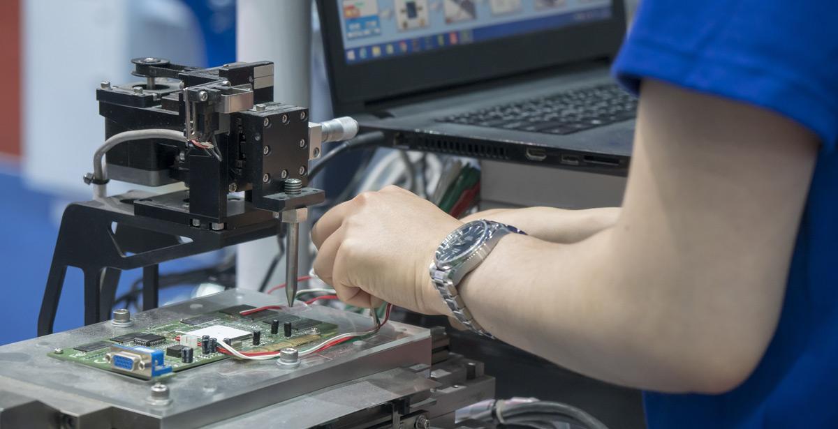 Operatore controlla la qualità di un semiconduttore - Foto di Pixel_B da Adobe Stock