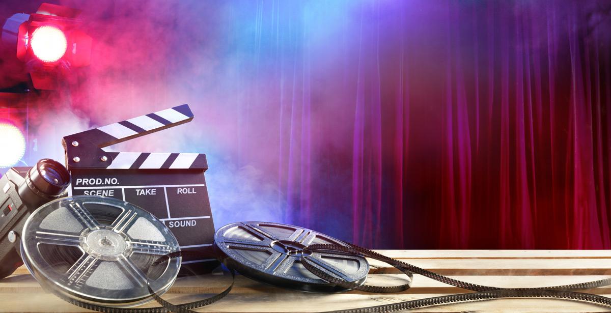 Ciack, bobine, riflettori, telecamera, tenda cinematografica - Foto di Romolo Tavani da Adobe Stock