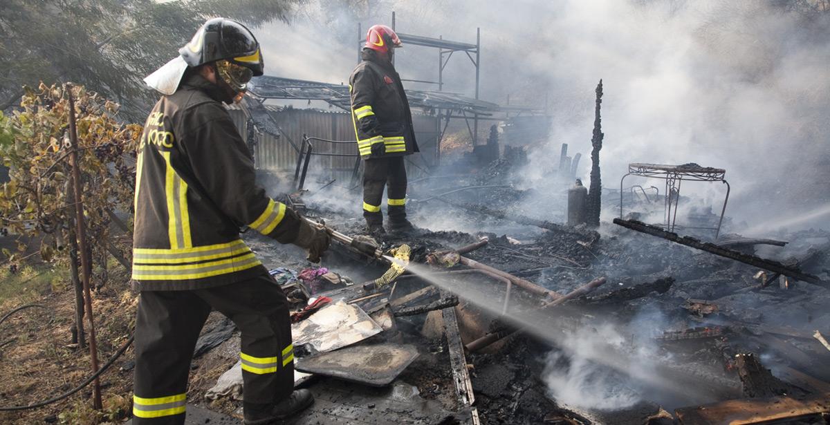 Vigili del fuoco in azione - Foto di federico neri da Adobe Stock