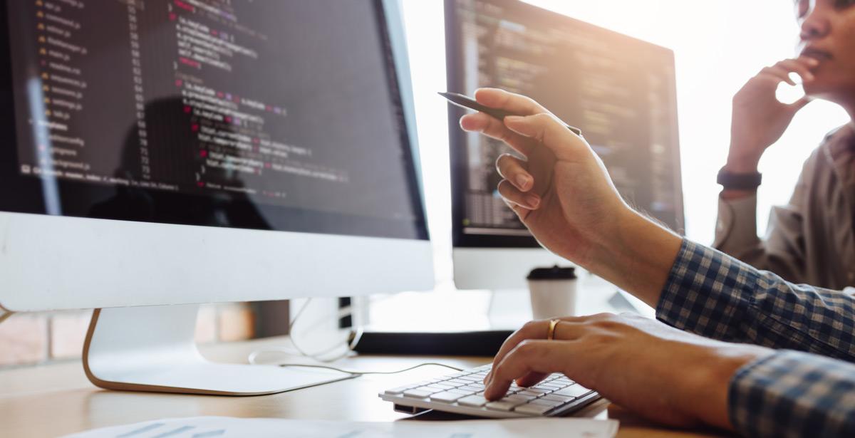 Studenti sviluppo software al lavoro - Foto di wutzkoh da Adobe Stock