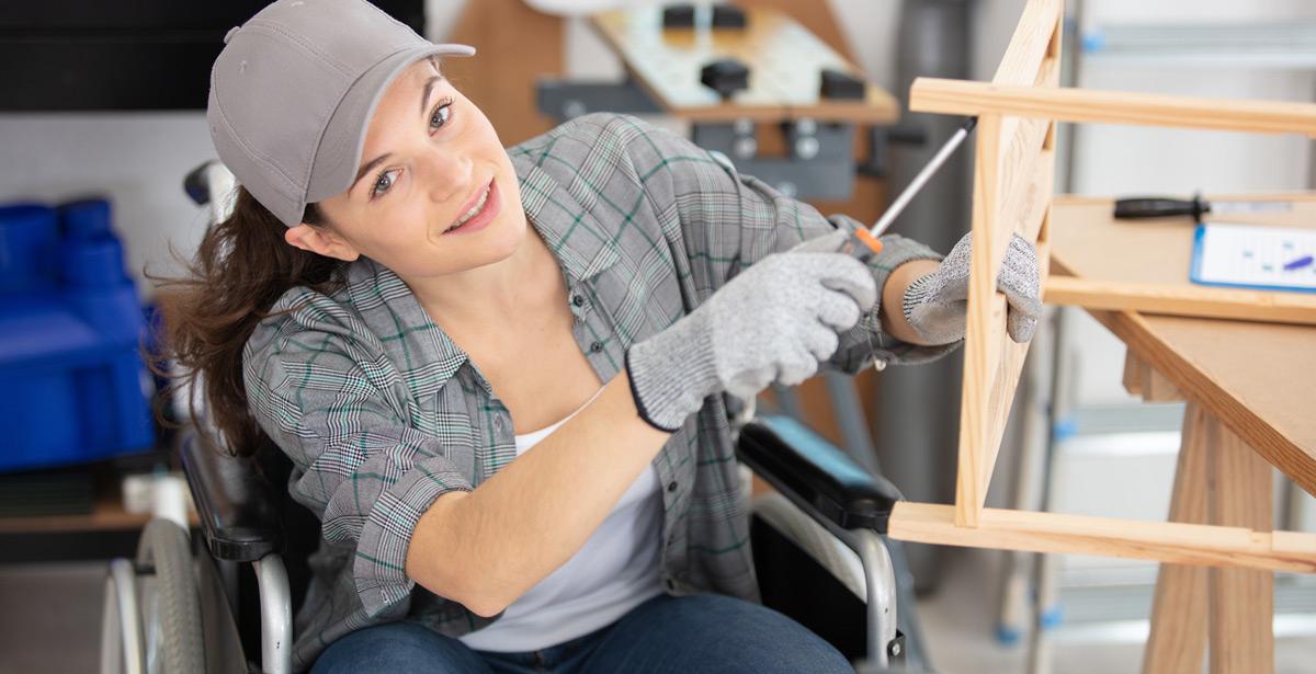 Ragazza disabile lavora in falegnameria - Foto di auremar da Adobe Stock