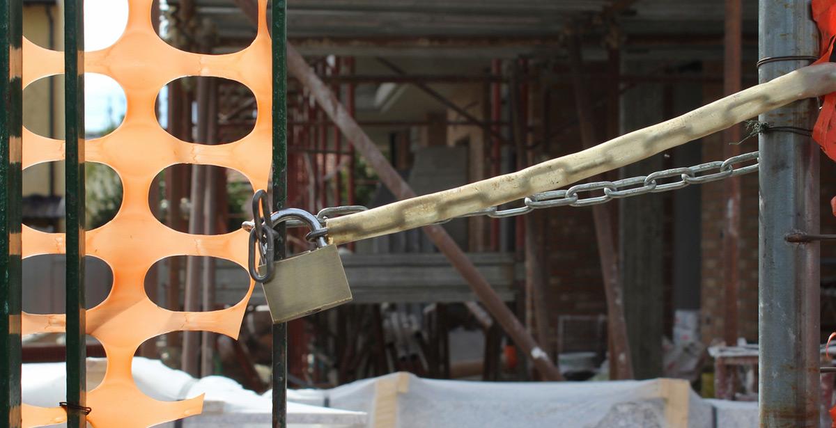 Cantiere confiscato - Foto di Alfons Photographer da Adobe Stock
