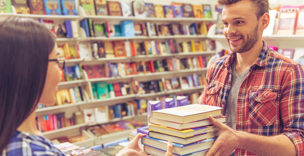 Studente universitario acquista libri - Foto di georgerudy da Adobe Stock