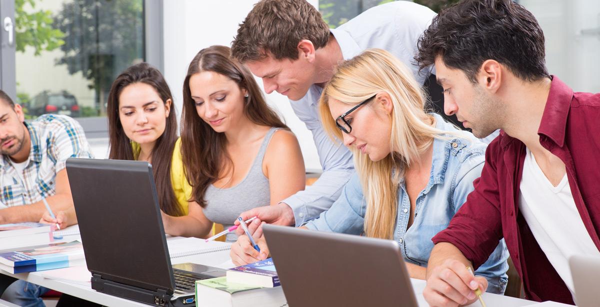 Insegnante spiega a corsisti durante la formazione - Foto di drubig-photo da Adobe Stock
