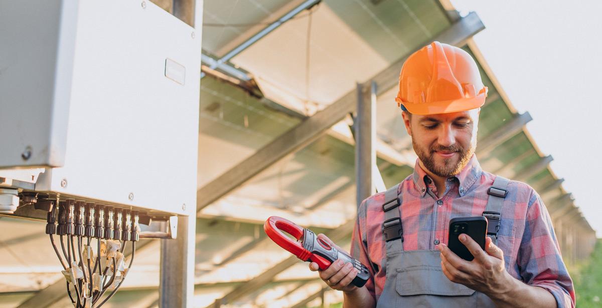 Tecnico al lavoro su un impianto fotovoltaico - Foto di Petro da Adobe Stock