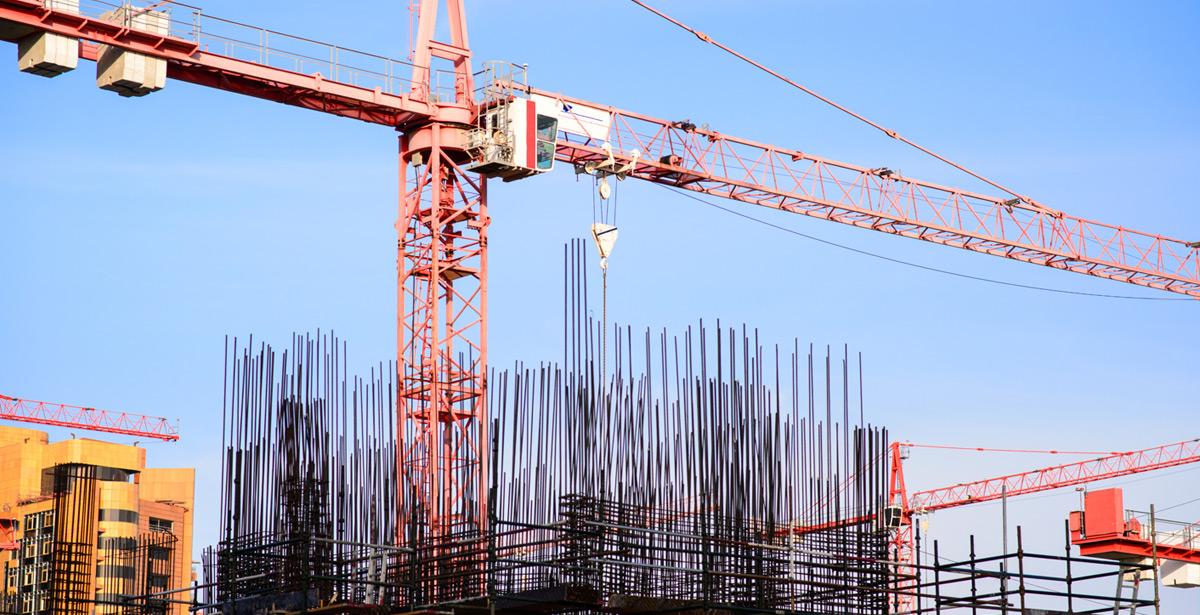Gru al lavoro in cantiere - Foto di Franco Visintainer da Adobe Stock