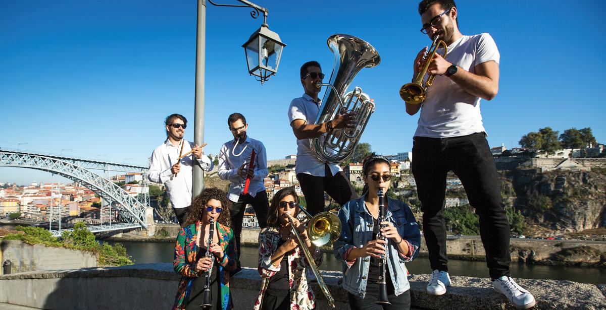 Giovani jazzisti con strumenti a fiato in strada - Foto di De Visu da Adobe Stock